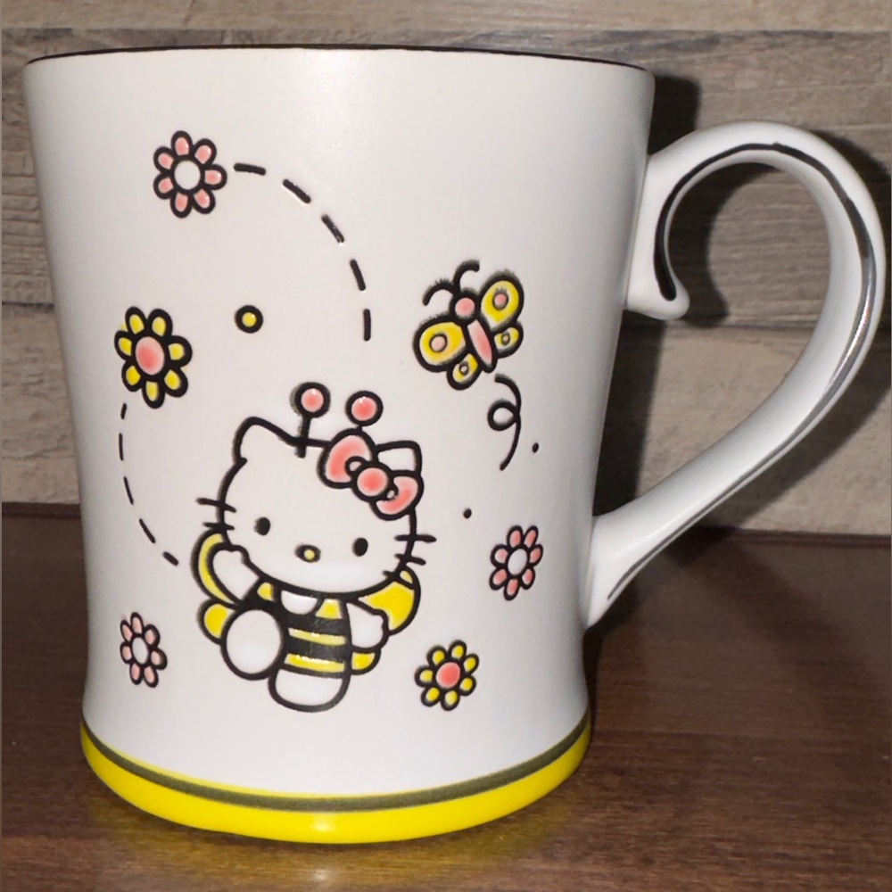 Super Cute 🥰 HELLO KITTY BEE MUG  - NEW